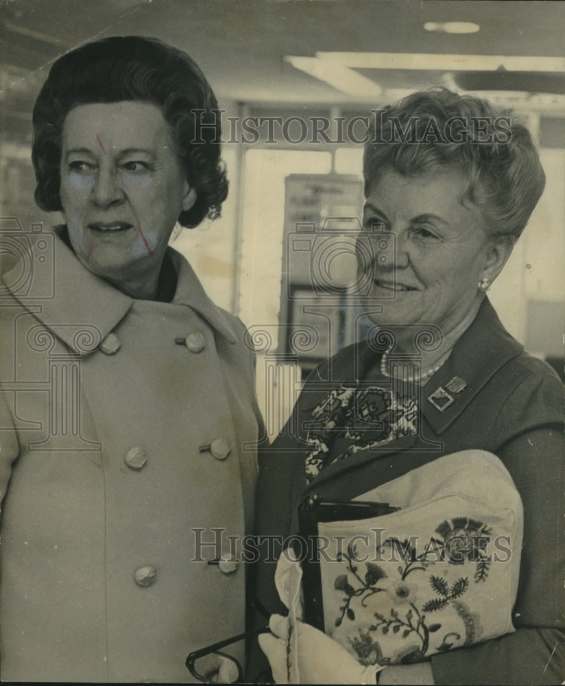 1971, Mrs. R.C.L. Robertson, Mrs. William G. Thuss - abno11510 - Historic Images