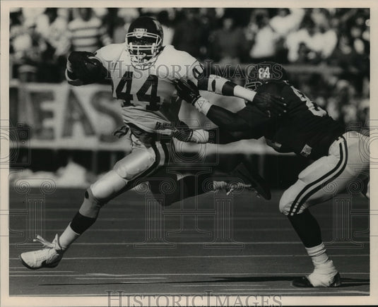 1989 Press Photo Alabama's #84 Steve Webb grabs Miss State #44 David Fair.