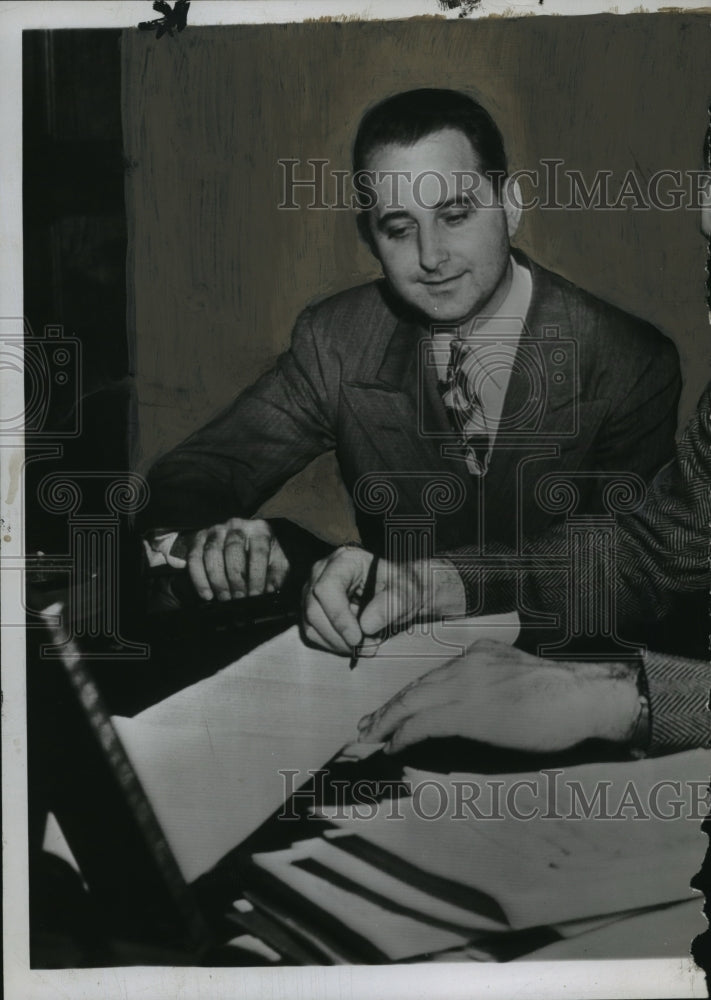 1947 Press Photo Coach R.N. &quot;Rube&quot; McCray signs with Burson (L) for Dixie Bowl.- Historic Images