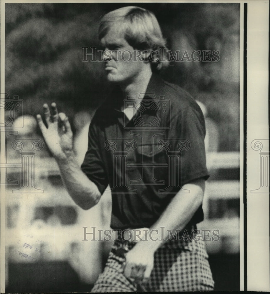 1975 Press Photo Professional Golfer, Johnny Miller give ok sign. - abns00702 - Historic Images