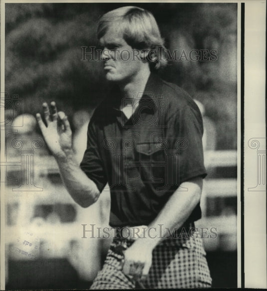 1975 Press Photo Professional Golfer, Johnny Miller give ok sign. - abns00702 - Historic Images