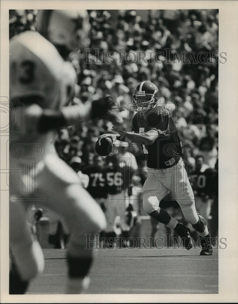 1988 Press Photo Alabama quarterback # 7 Dunn ready to throw against Vandy team. - Historic Images
