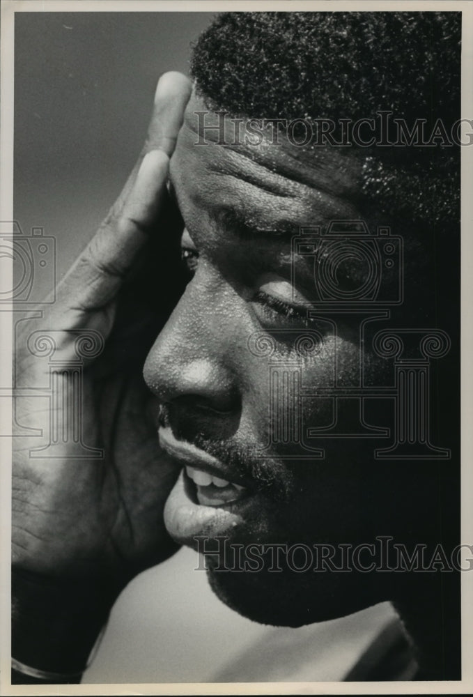 1988 Press Photo Alabama&#39;s Pierre Goode wipes his face after football practice. - Historic Images