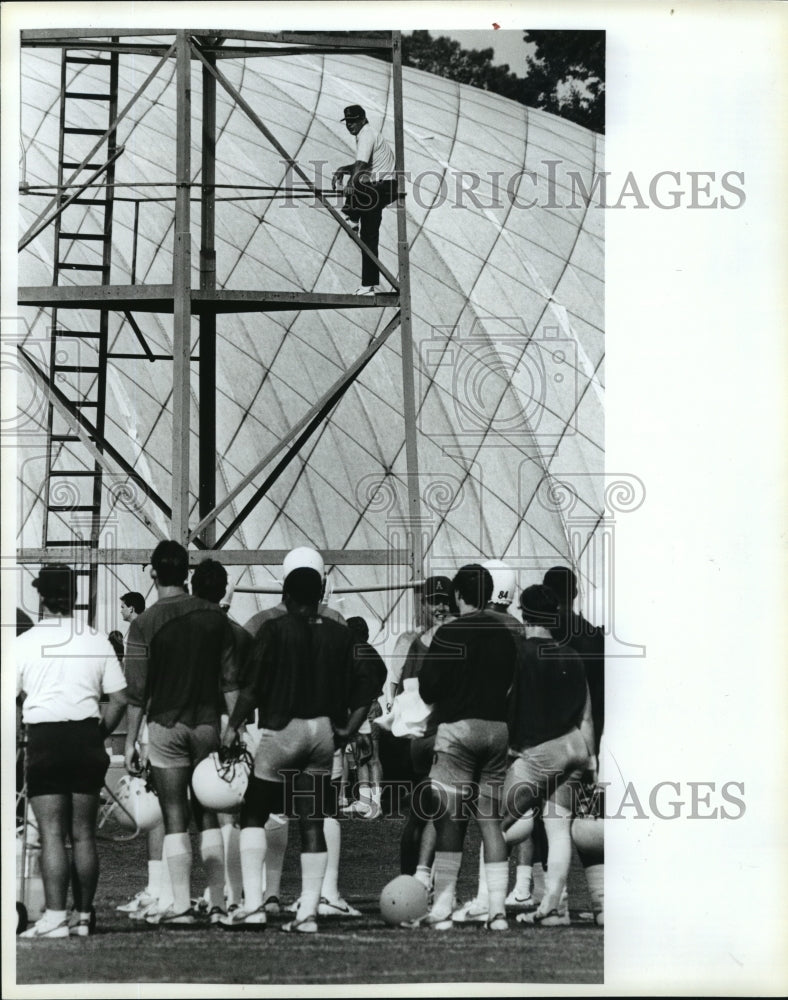 Press Photo Alabama-Auburn, Pat Dye watches his team from his tower. - Historic Images