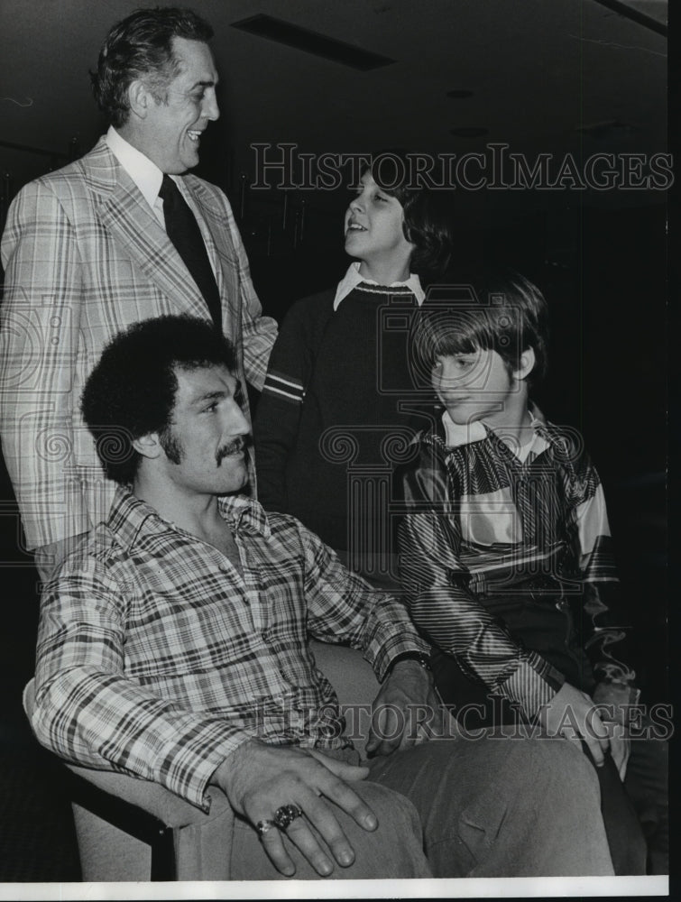 1978 Press Photo Alabama-A couple Birmingham Big Bulls with two little brothers. - Historic Images