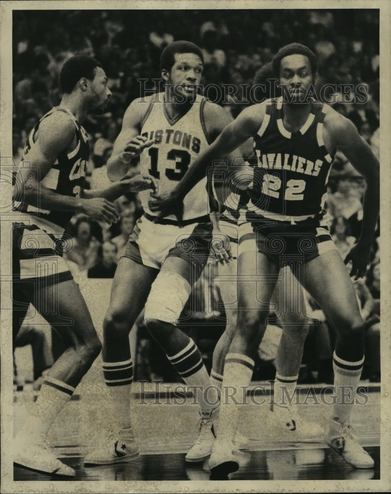 1976 Press Photo Alabama-Birmingham-Leon Douglas with Pistons play Cavaliers. - Historic Images