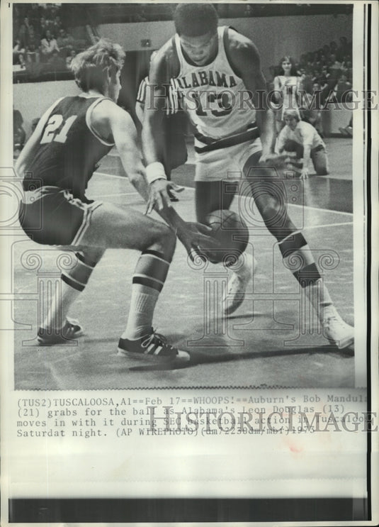 1973 Press Photo-Tuscaloosa-Auburn's Bob Manduls, Alabama's Leon Douglas.- Historic Images