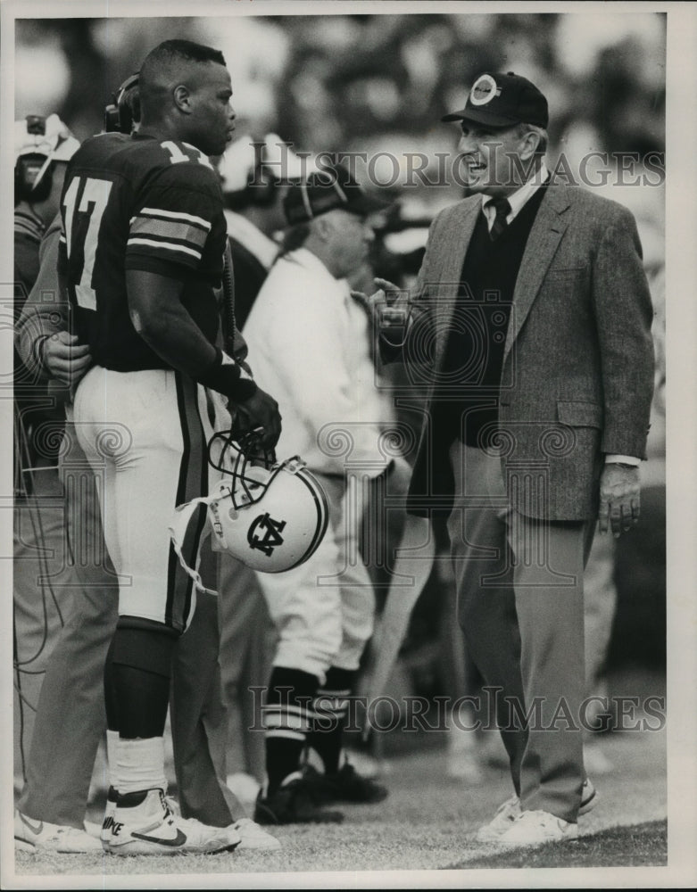 1990 Press Photo Alabama-Auburn football Pat Dye talks to player Slack. - Historic Images