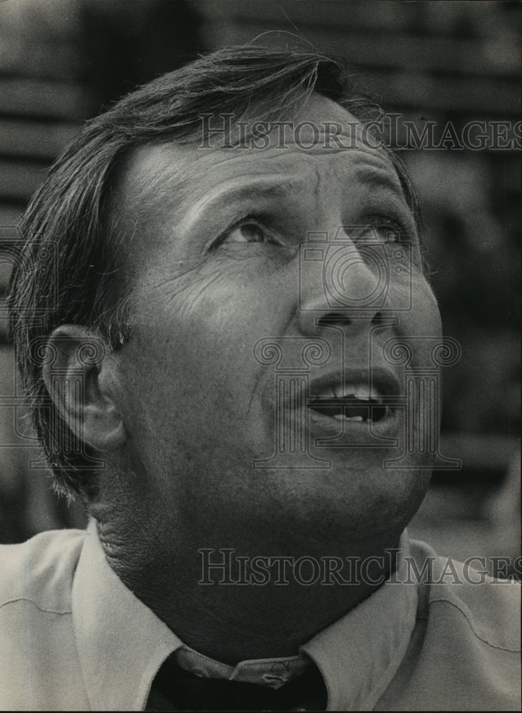 1983 Press Photo Alabama-Auburn football Pat Dye looks up for inspiration? - Historic Images