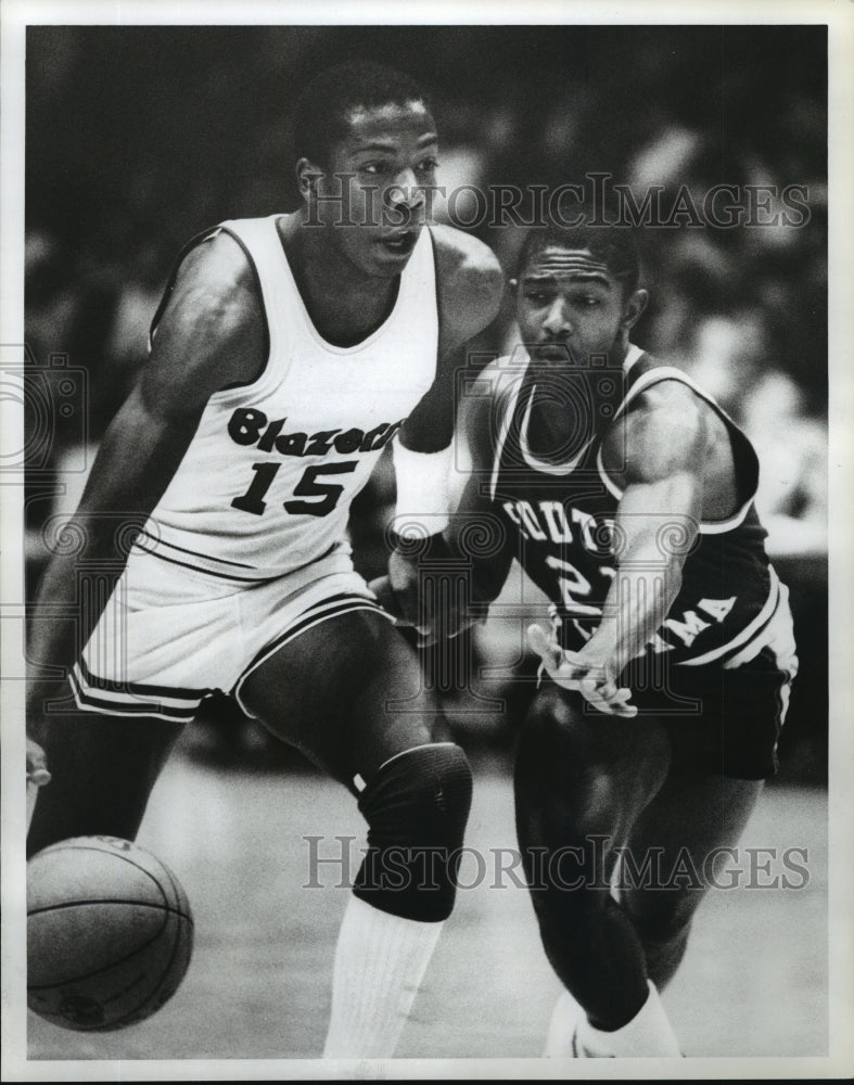 1982 Press Photo Alabama-Blazers&#39; Luellen Foster and South Alabama&#39;s Phil Green.- Historic Images