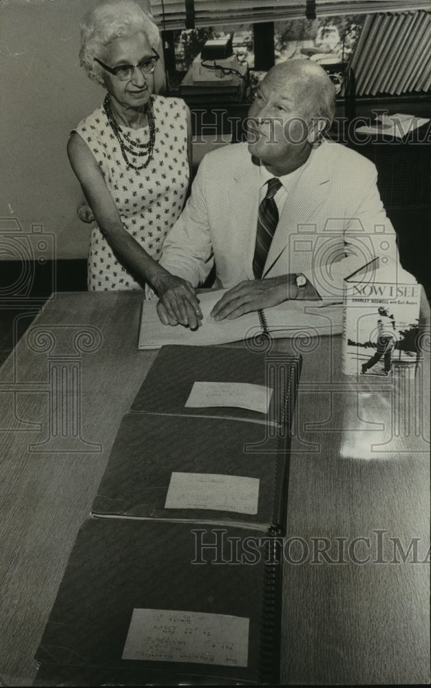 1971 Press Photo Alabama-Birmingham-Charley Boswell, famed blind golfer reads. - Historic Images