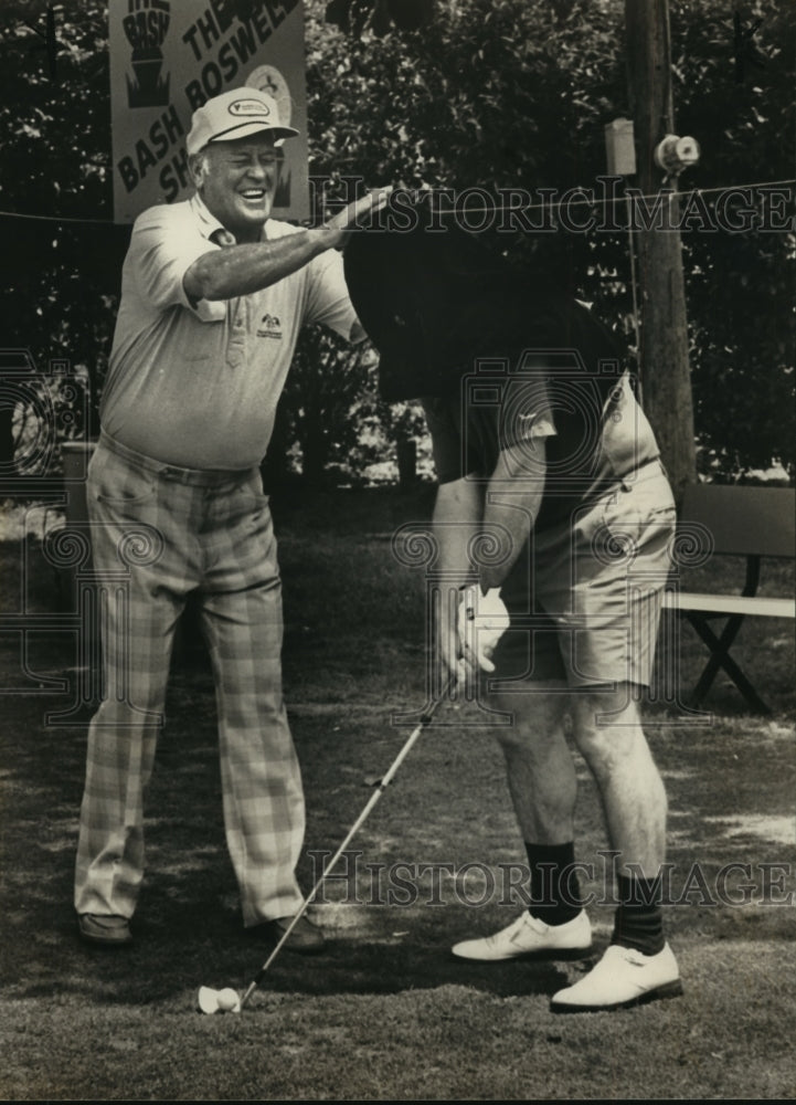 1982 Press Photo Alabama-Vestavia-Blind golfer Charley Boswell "hoods" golfer. - Historic Images