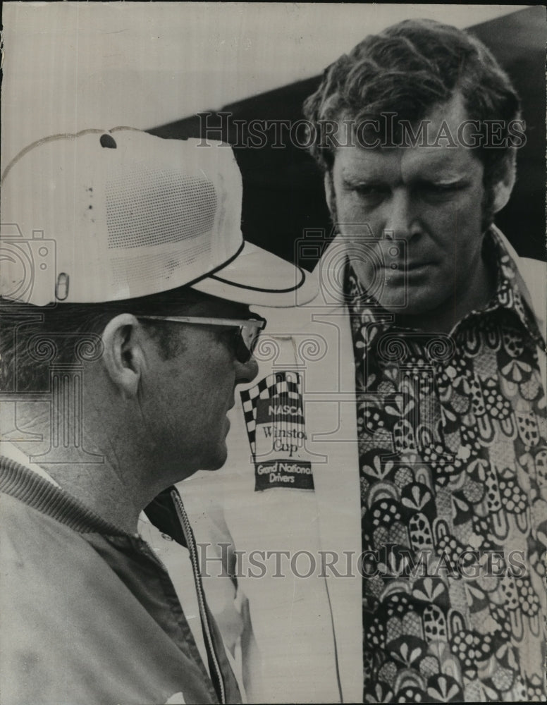1973 Press Photo Florida, Daytona-Buddy Baker talks qualifying with Harry Hyde.- Historic Images
