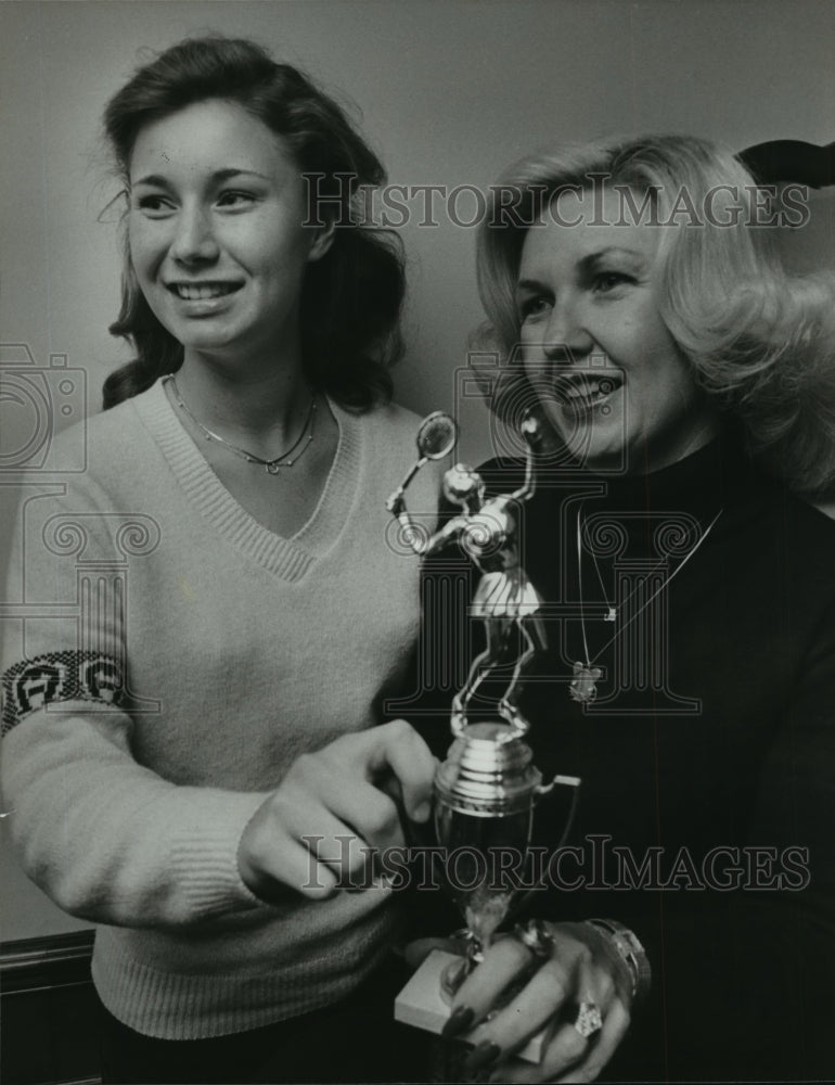 1979 Press Photo Alabama-Tennis players Tracey and Nancy Becker with trophy. - Historic Images