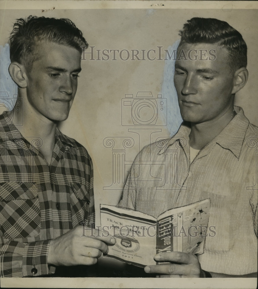 1953 Press Photo Alabama-Leeds miler, Don Edwards (left) and Wilson Bowman - Historic Images
