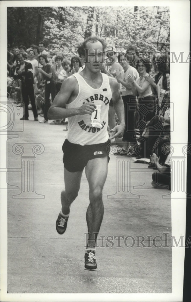 1981 Press Photo Runner Steve Bolt Crosses Finish Line For Liberty Natiional- Historic Images