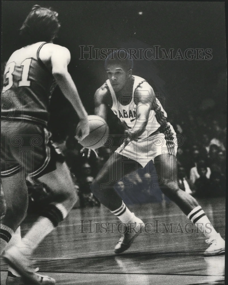 1976 University Of Alabama Basketball Player Leon Douglas Grabs Ball - Historic Images