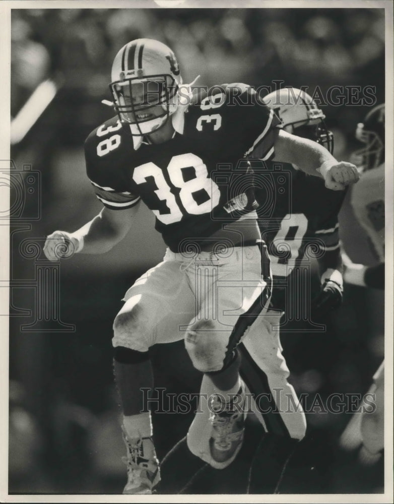 1988 Press Photo Alabama-Auburn linebacker, Steve Brown celebrates after sack. - Historic Images