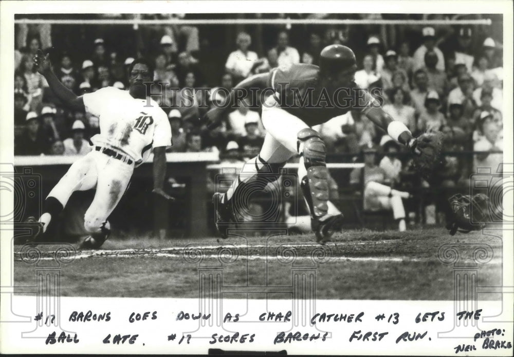 1981 Press Photo Alabama-Birmingham Barons Stan Younger scores on Willie Royster - Historic Images
