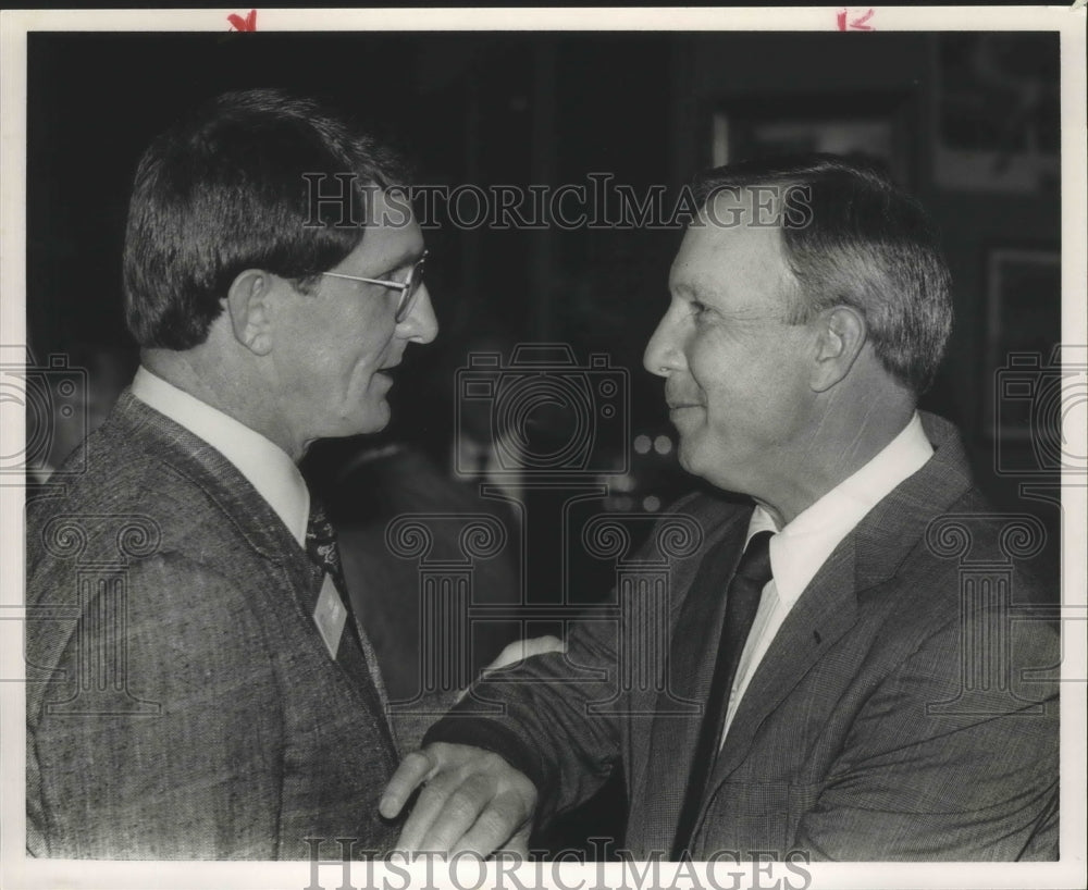 1990 Press Photo Auburn&#39;s Pat Dye And Tampa Bay Buccaneers&#39; Ray Perkins - Historic Images