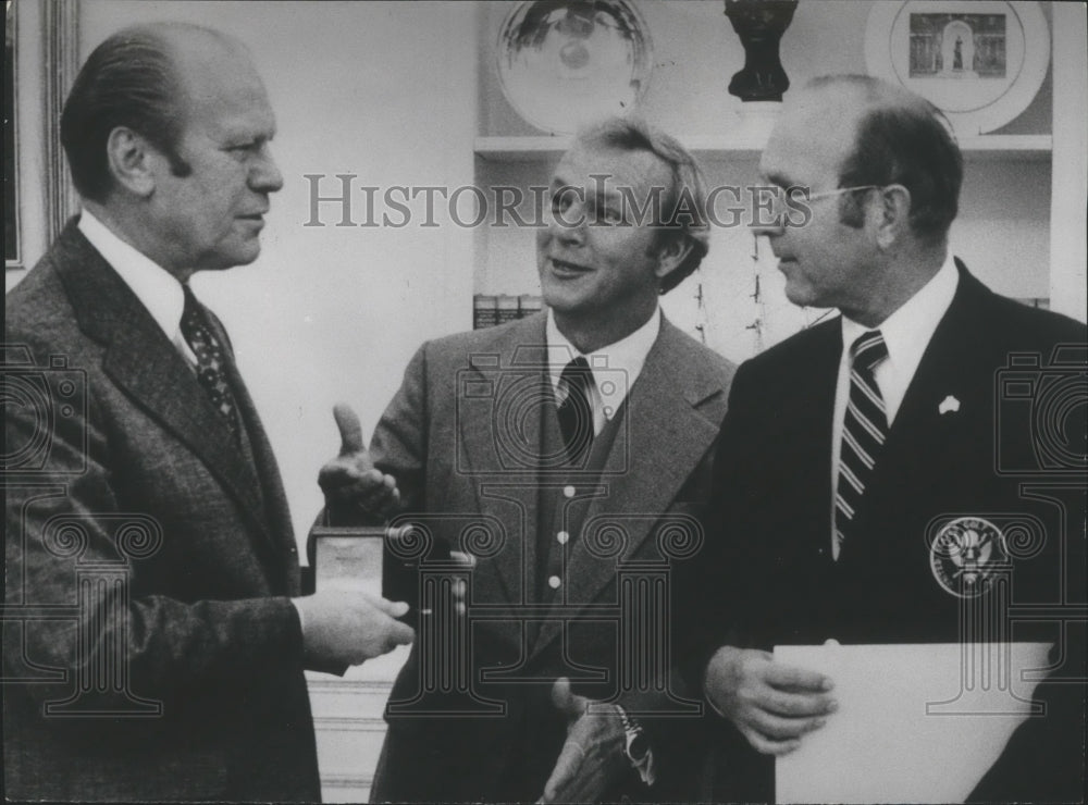 1976 Press Photo President Ford talks golf with Arnold Palmer, Elbert Jemison. - Historic Images