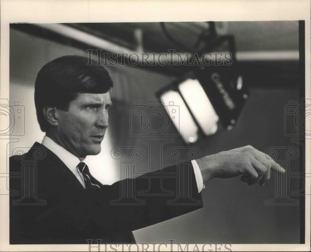 Press Photo Alabama football Bill Curry at press conference. - abns02106- Historic Images