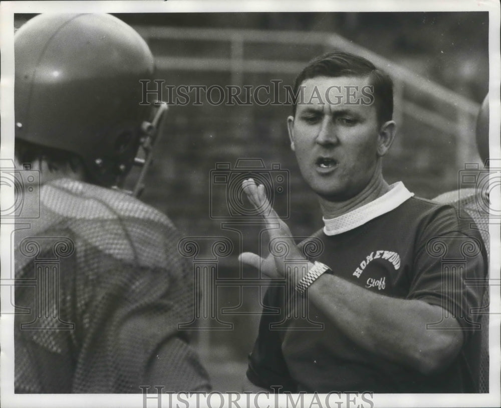 1975 Press Photo Alabama-Homewood football Mac Champion talks with player. - Historic Images