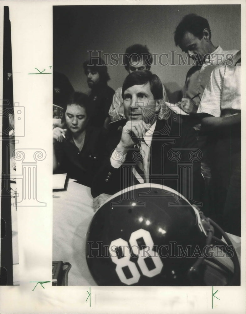 1987 Press Photo University of Alabama&#39;s football coach Bill Curry meets press.- Historic Images
