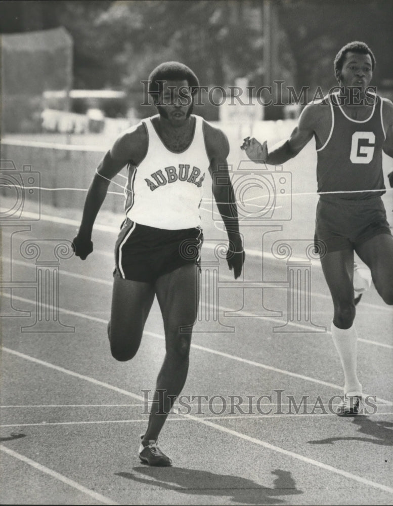 1977 Press Photo Alabama-Auburn's Tony Easley winning the 100 meter dash. - Historic Images