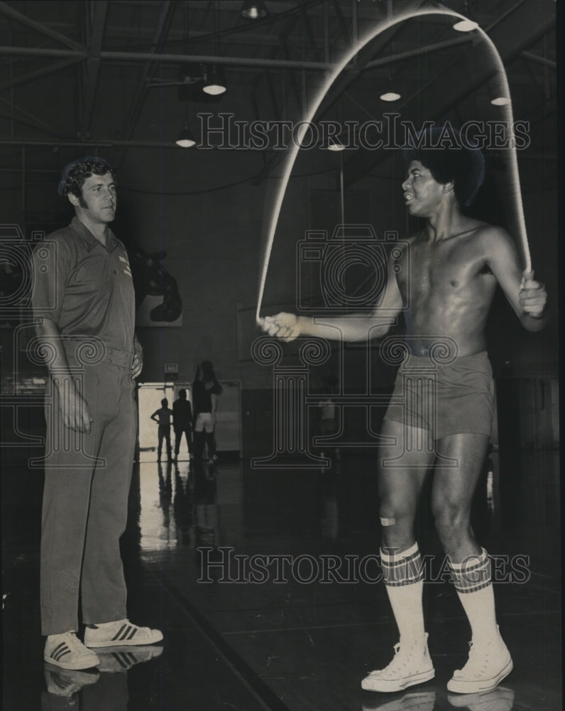 1975 Press Photo Samford Basketball Fred Crowell And Player Andre Jackson- Historic Images