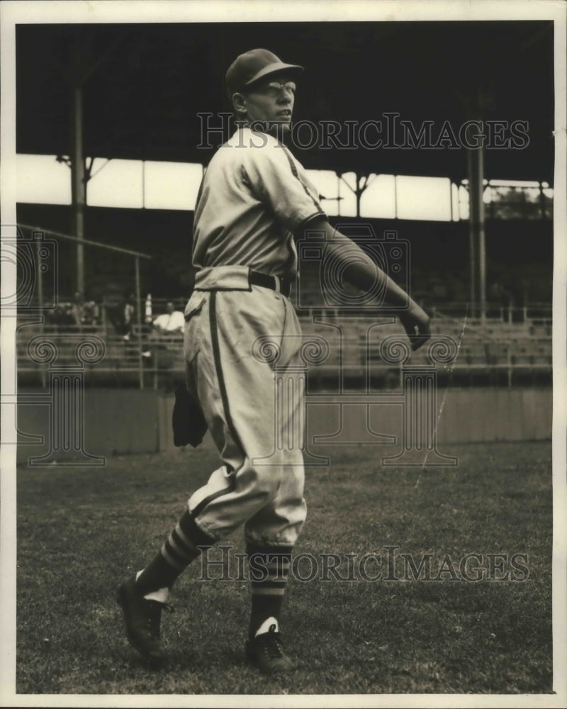 1942 Press Photo Birmingham Barons Baseball Player Carmel Castle Tossing Ball - Historic Images