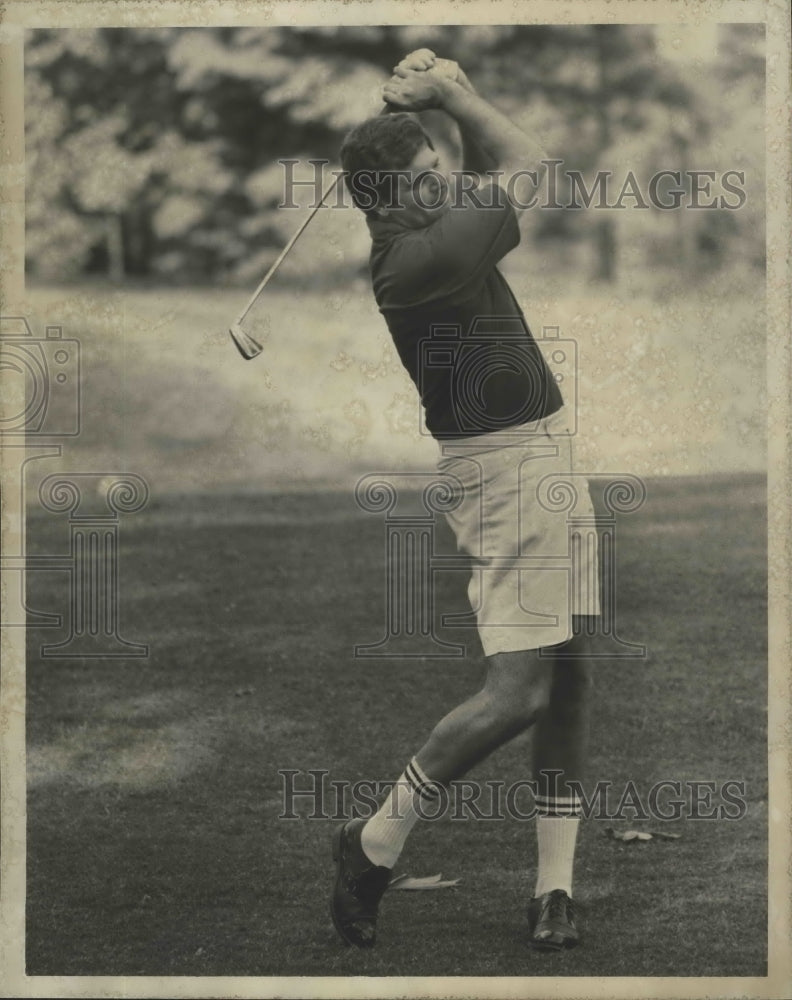 1977 Press Photo Former University Of Alabama Golfer Tom Jones, Jr. Uses An Iron - Historic Images