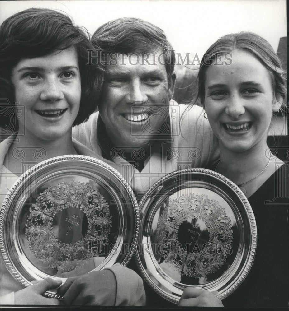 1976 Press Photo Burwell Jordan With Tennis Winners Kathy Denton And Liz Jamison - Historic Images