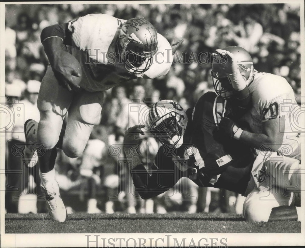 1987 Press Photo Florida State Player Runs With Football Against Auburn Defense - Historic Images