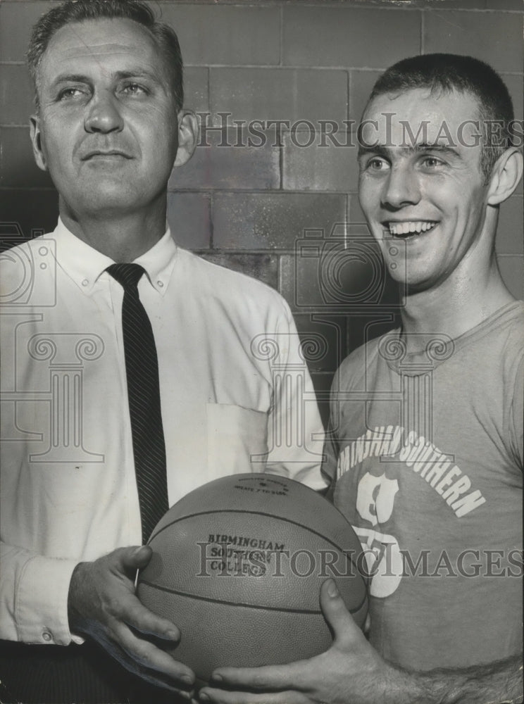 1961 Press Photo Bill Burch And Monte Brakefield, Birmingham Southern Basketball - Historic Images