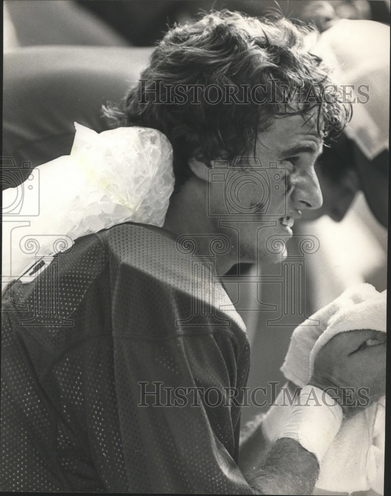 1982 Press Photo Birmingham Stallions Football Player Joey Jones With Ice Pack - Historic Images