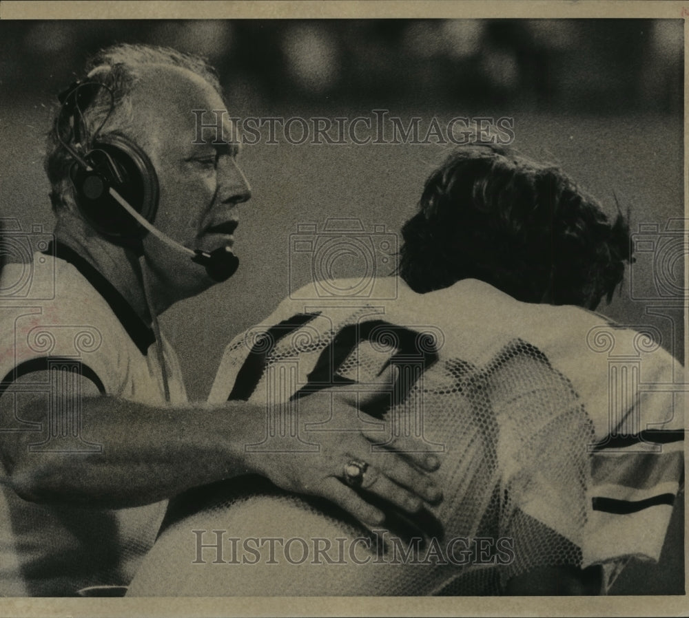 1972 Press Photo Auburn Offensive Coordinator Gene Lorendo And Player On Bench - Historic Images