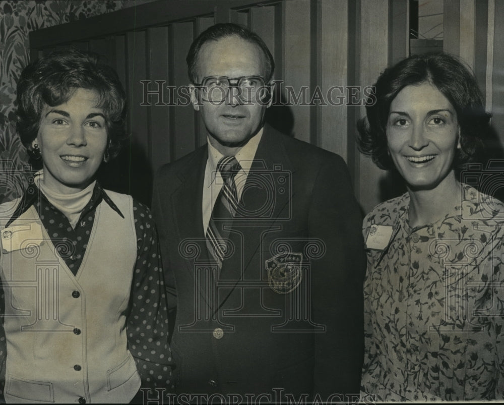 1977 Press Photo Cinda Screws, Lamar Hunt And Mimi Head Promote World Tennis - Historic Images