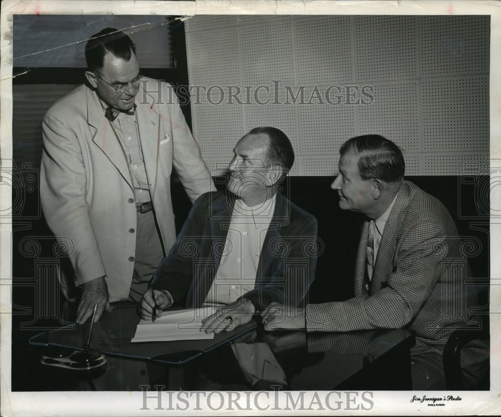 1954 Press Photo Eddie Glennon Signs Again With Barons Baseball As Owners Watch- Historic Images