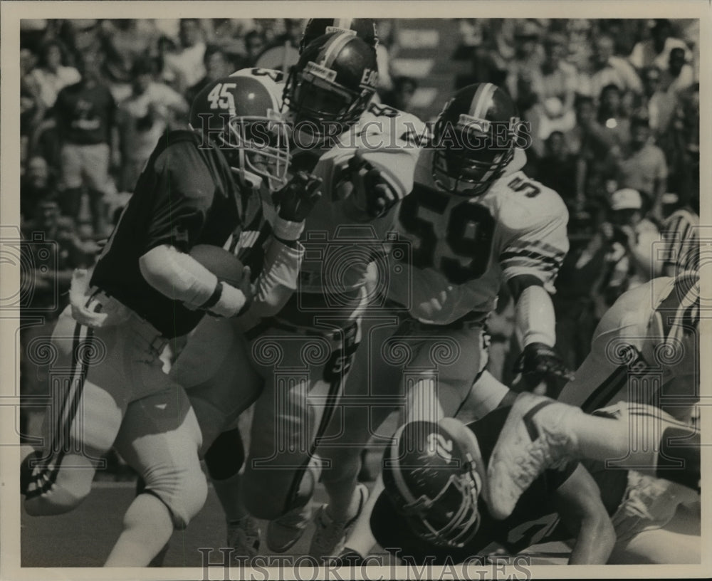 1986 Press Photo Auburn&#39;s Hill Runs Football Past Southern Mississippi&#39;s Bethune- Historic Images