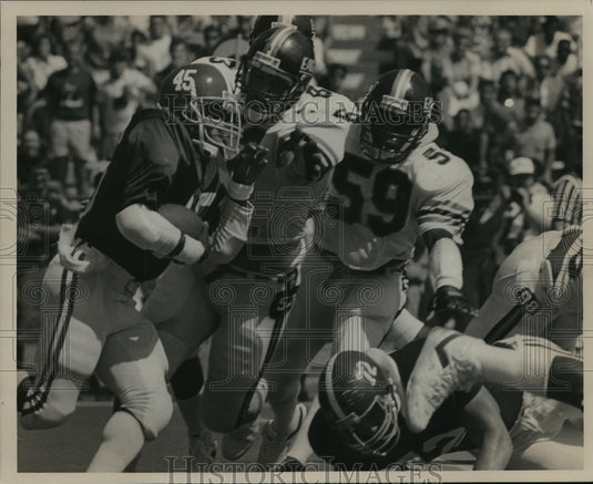 1986 Press Photo Auburn's Hill Runs Football Past Southern Mississippi's Bethune- Historic Images