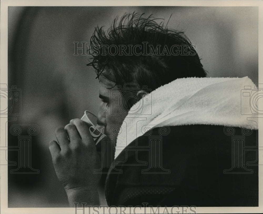 1986 Press Photo University Of Alabama Quarterback Mike Shula Takes A Break- Historic Images