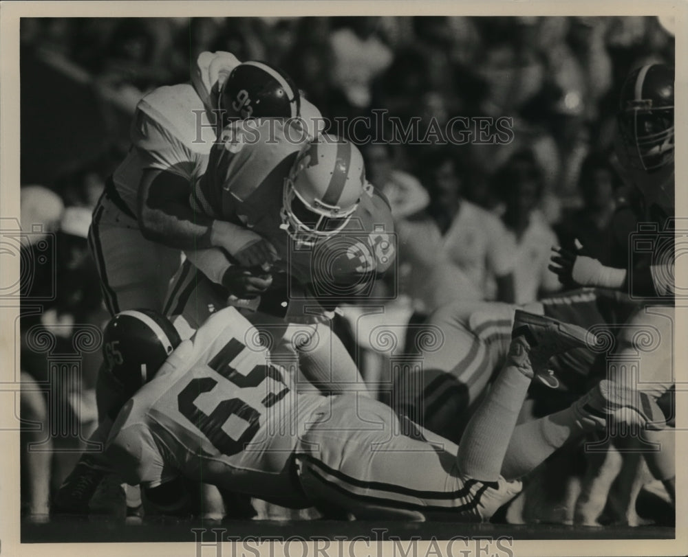 1986 Press Photo Alabama Defensive Player Tackles Tennessee Football Carrier- Historic Images