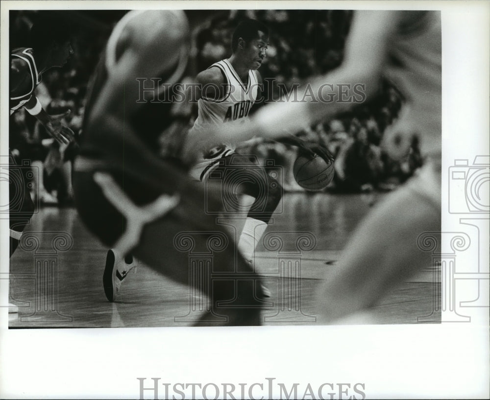 Press Photo Auburn University Basketball Player With Ball Near Tip-Off Circle - Historic Images