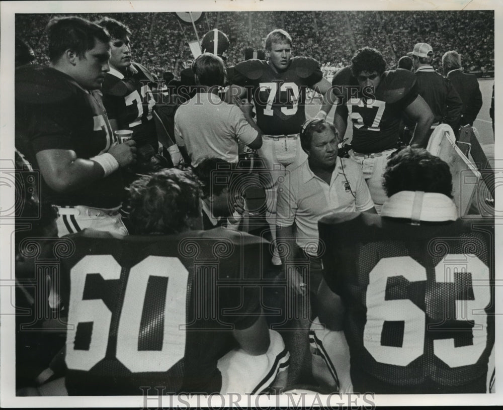 1985 Press Photo Alabama Football Cch Jim Fuller With Offensive Line Players - Historic Images