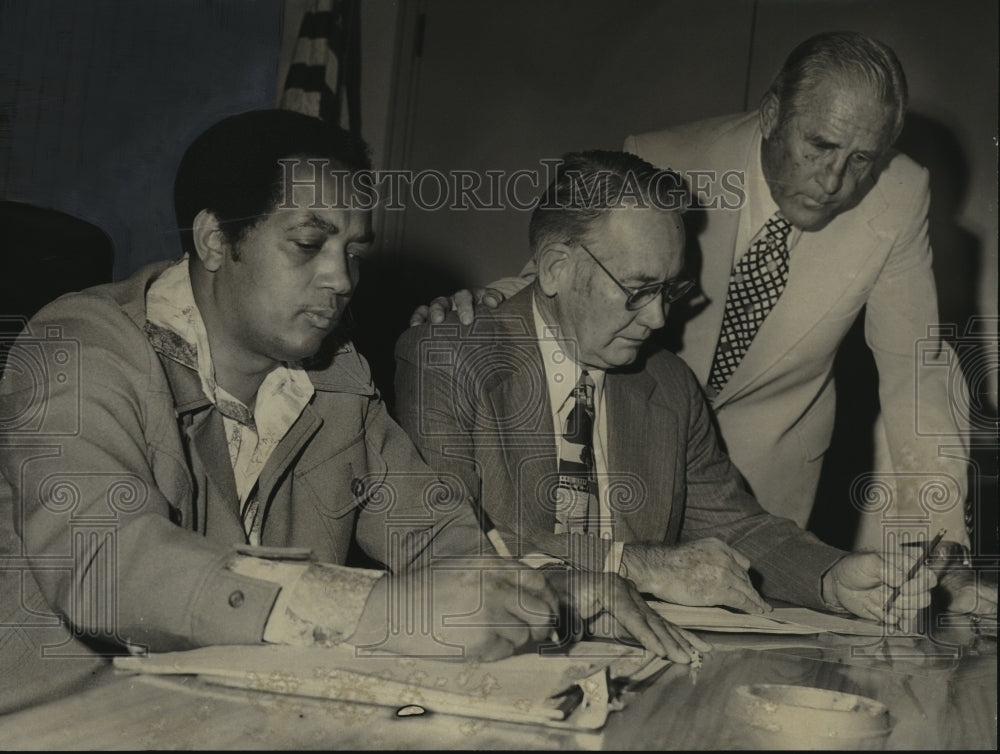 1975 Press Photo Greene County Dog Racing Commission&#39;s Spencer, Tuck And Patton- Historic Images