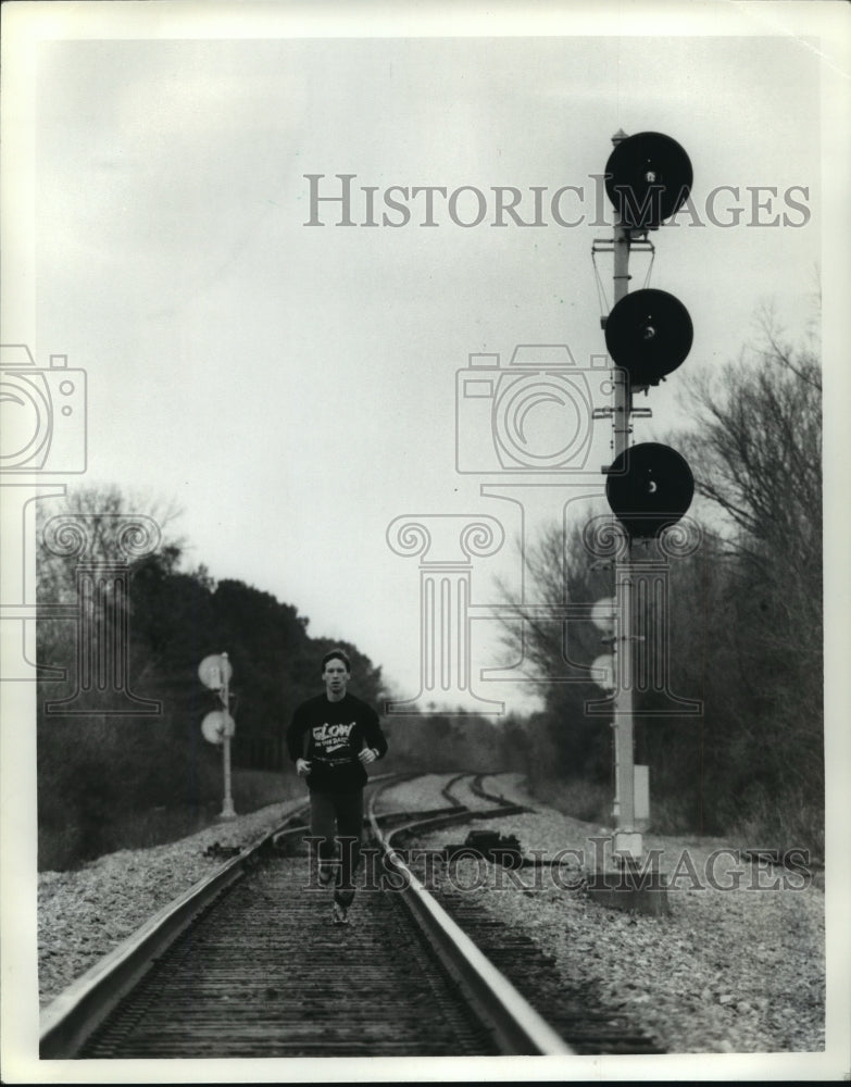 1988 Press Photo Triathlete Scott Guffin Runs Along Railroad Tracks At McCalla- Historic Images