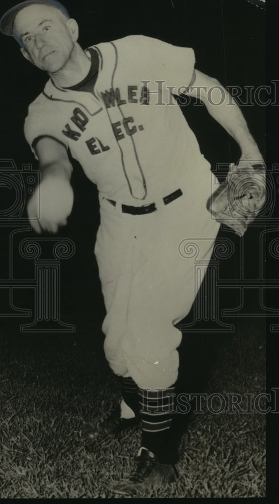 1955 Press Photo 59-Year-Old Atlanta Softball Pitcher "Papa" Joe Hammock Pitches - Historic Images