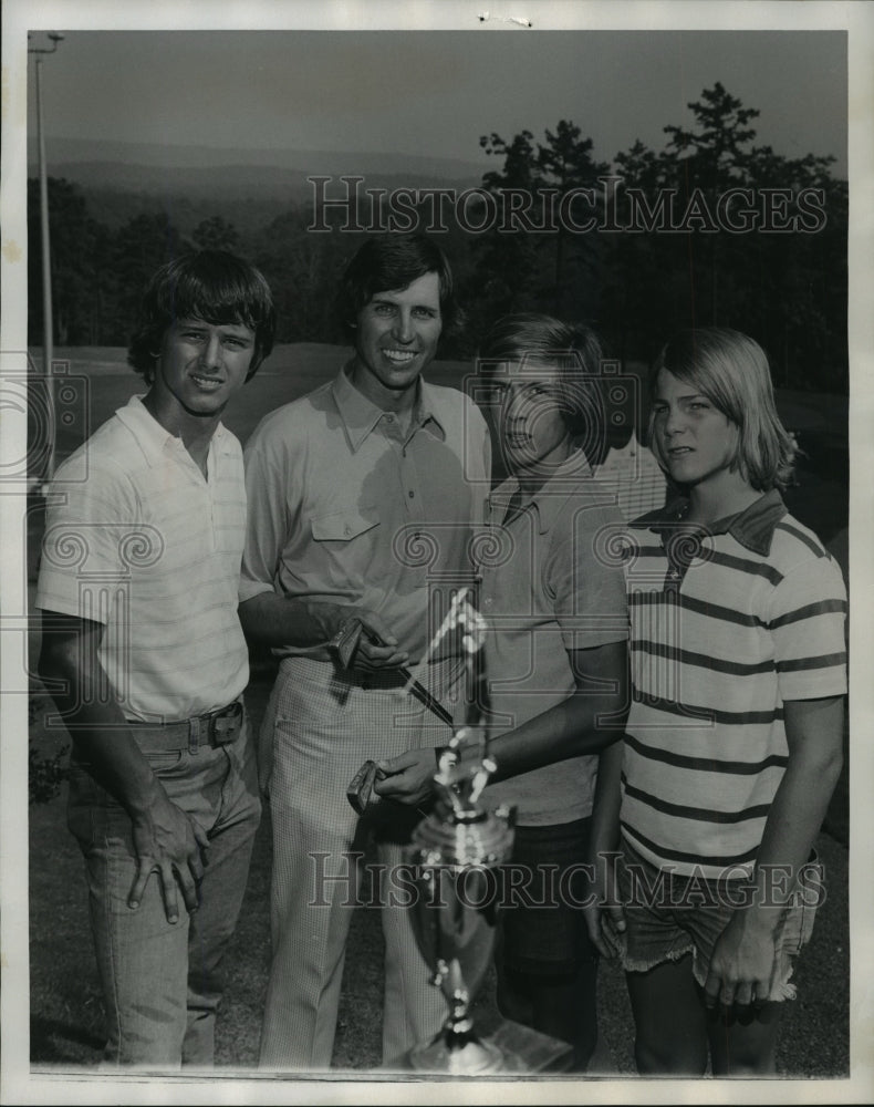 1975 Press Photo Golfer Steve Lyles Of Alexander City With Foursome And Trophy- Historic Images