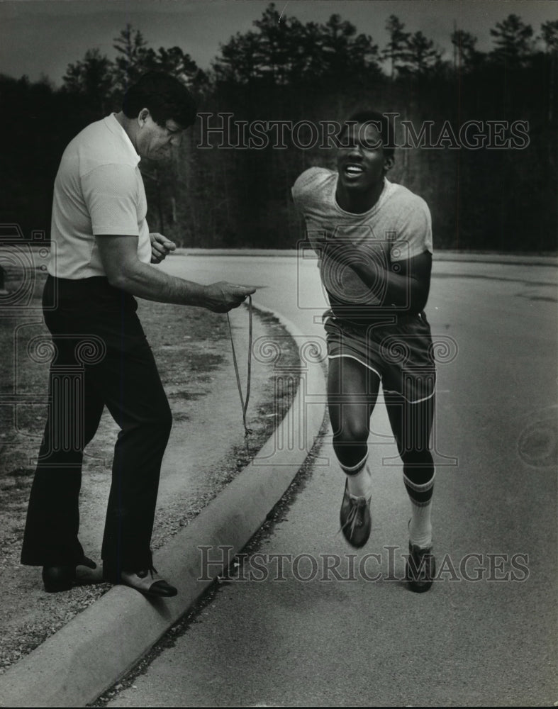 1979 Press Photo Track And Field Sprinter Emmet King With Don Coleman - Historic Images